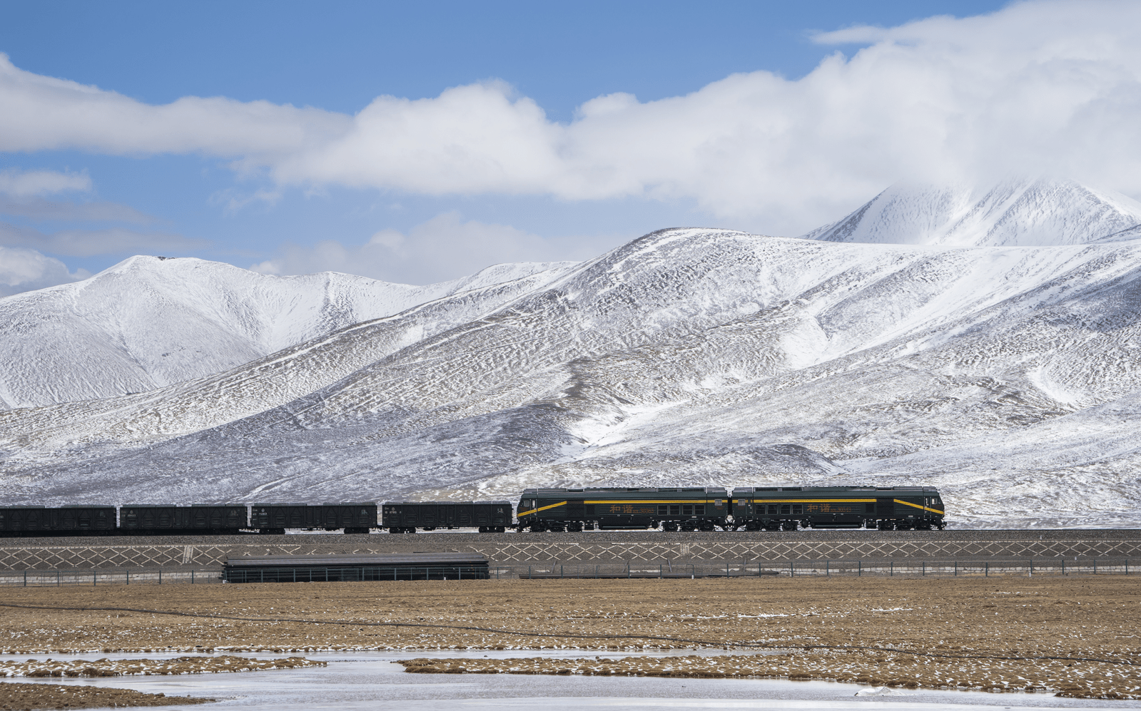 拉萨火车之旅，壮丽风光与宁静交融的沿途景色