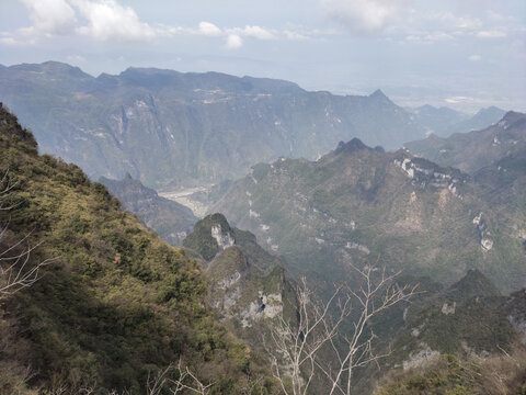 自然之壮美，崇山峻岭与人类情感交融