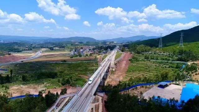 昆明至长沙高铁之旅，壮丽风景一路相伴