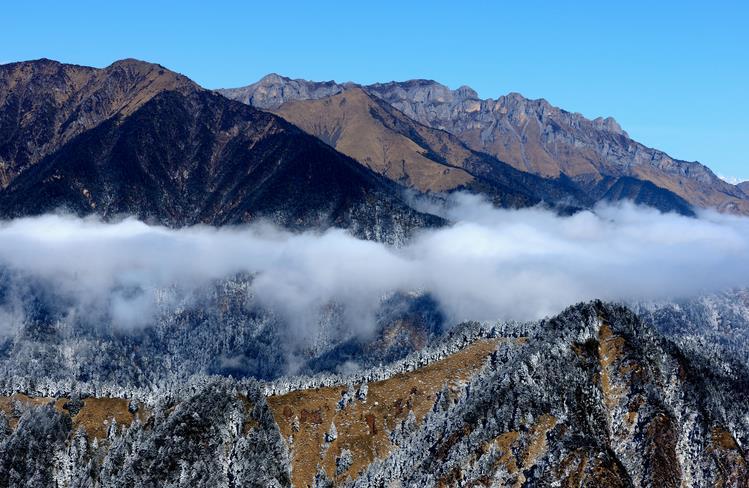 雪山壮丽，自然美景与心灵归宿的交融