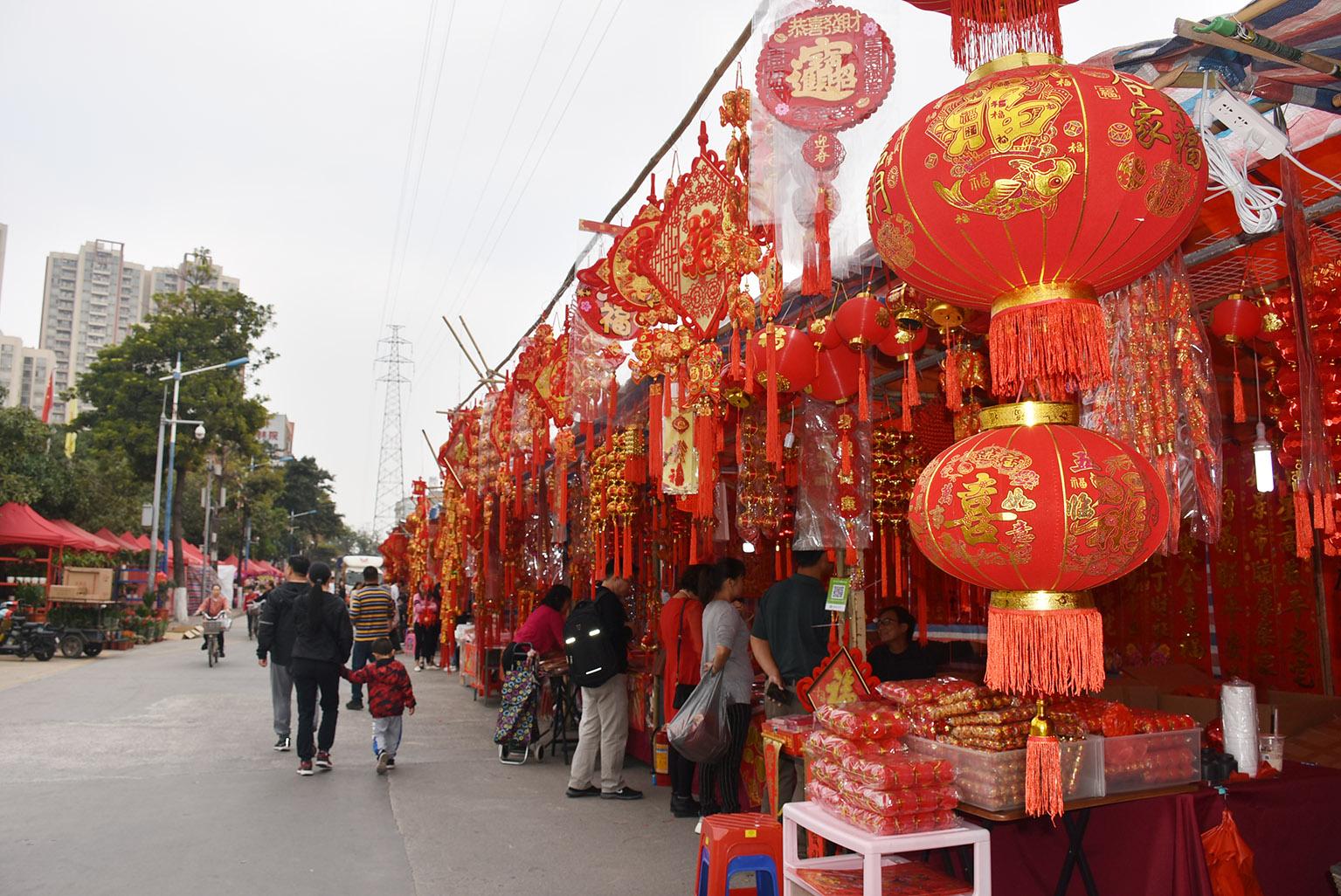 生活的热烈色彩与无限活力，红红火火的生活篇章